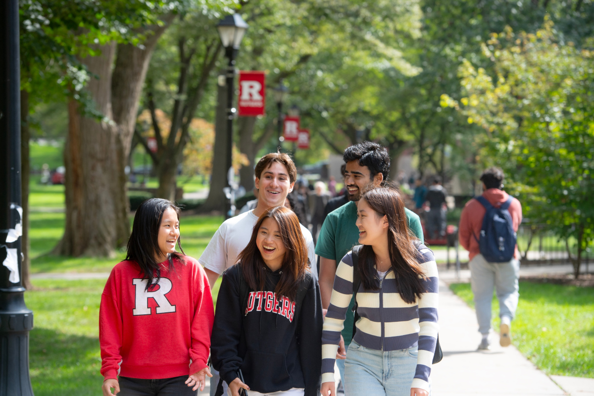 (l. to r.): Aliceana Lin (RBS ’24), Ganesh Raj Kyatham (SAS ’24), Kaitlyn Chow (SEBS ’27), Edison Arabia-Meyer (SAS ’24), Audrey Fang (EMSP ’29) walk and talk along Voorhees Mall on the College Avenue campus.